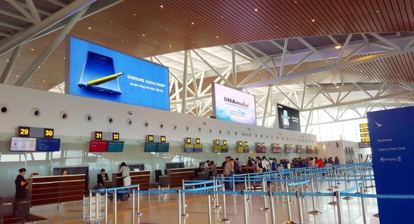 越南艦港機場廣告